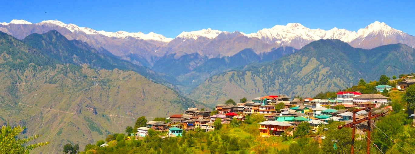 The ridge road toward Sarahan, Himachal Pradesh